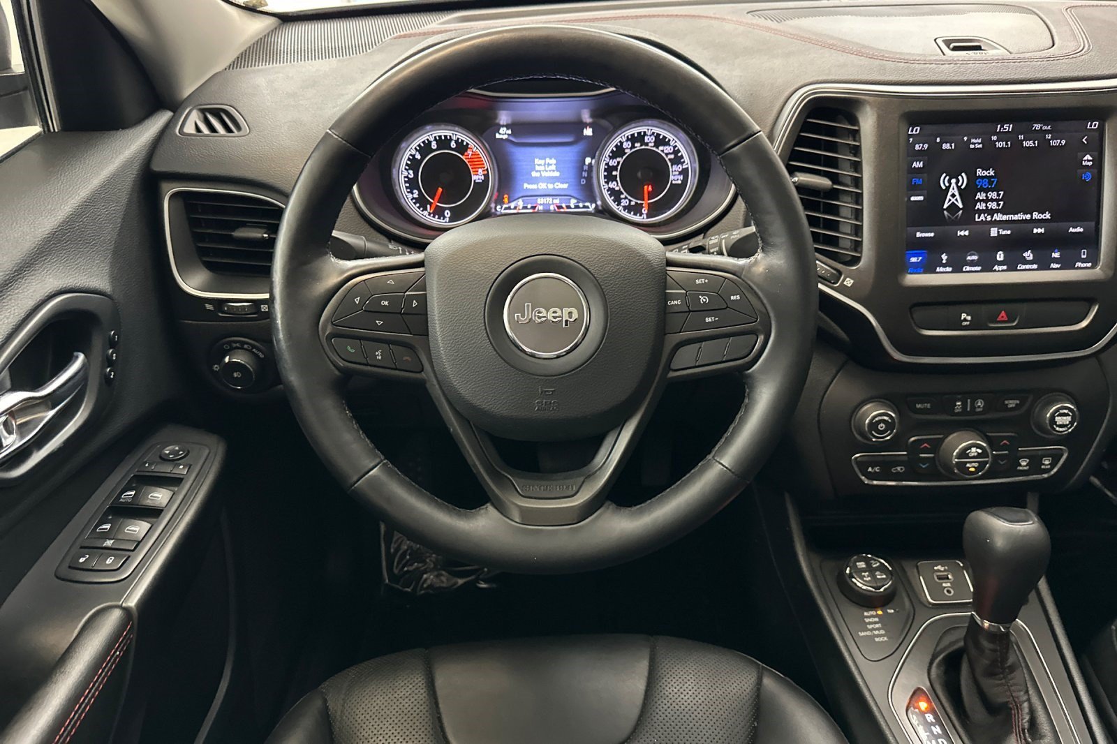 Used 2019 Jeep Cherokee Trailhawk AWD/4WD image 31