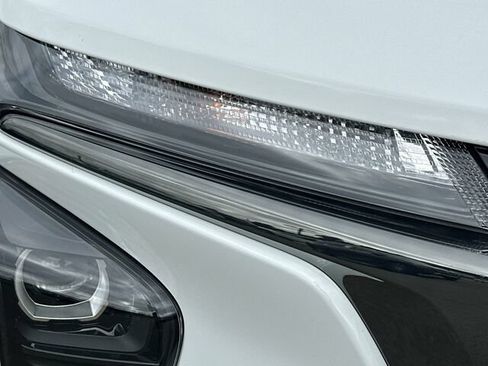 Used 2025 Chevrolet Trax RS w/ Sunroof Package FWD image 30
