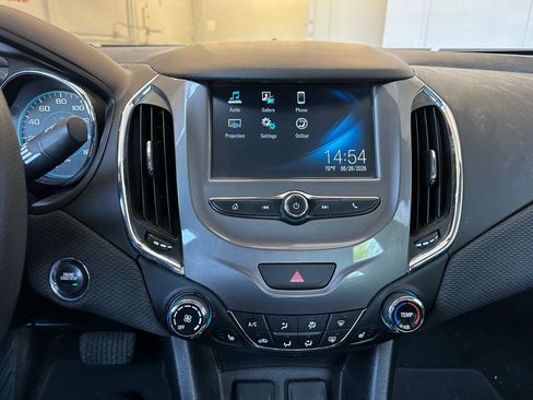 Used 2018 Chevrolet Cruze LT w/ Convenience Package FWD image 7