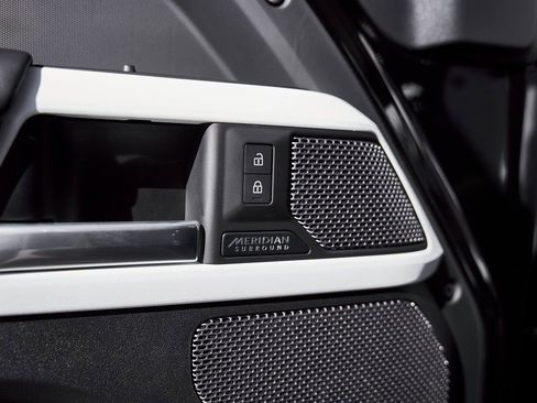 Used 2024 Land Rover Defender 110 SE image 44