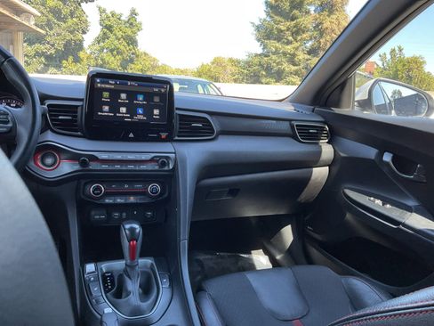 Used 2020 Hyundai Veloster Turbo image 17