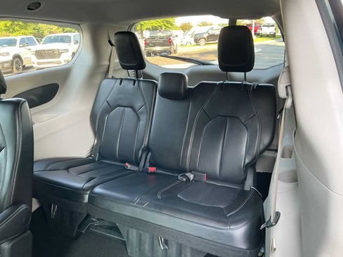 Used 2023 Chrysler Pacifica Touring-L FWD image 25