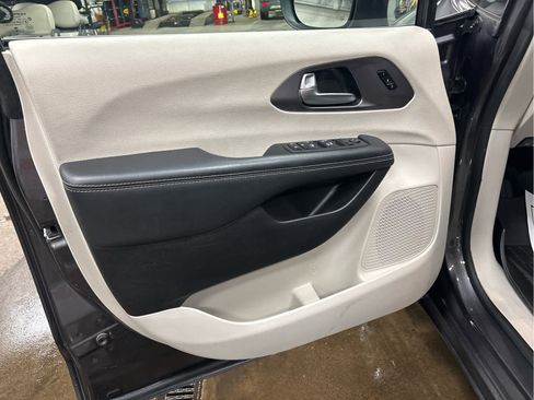 Used 2023 Chrysler Pacifica Touring-L image 27