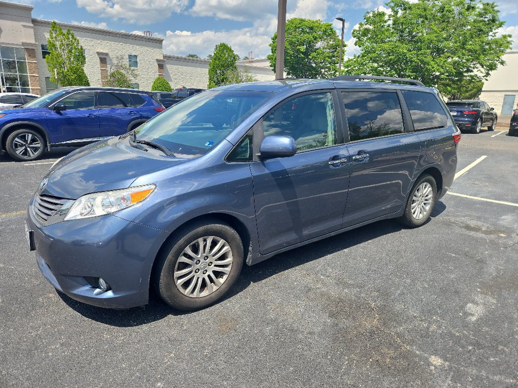 Used 2017 Toyota Sienna XLE w/ XLE Navigation Package FWD image 6