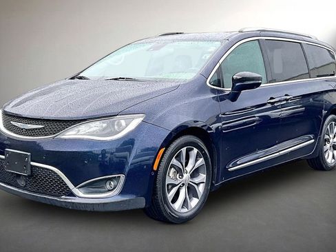 Used 2018 Chrysler Pacifica Limited w/ Tire & Wheel Group FWD image 3
