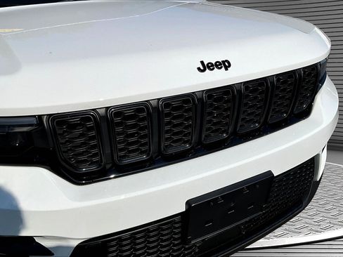Used 2023 Jeep Grand Cherokee Limited w/ Black Appearance Package AWD/4WD image 24