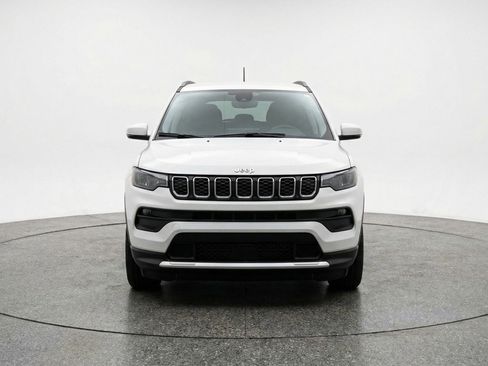 Used 2025 Jeep Compass Latitude image 2