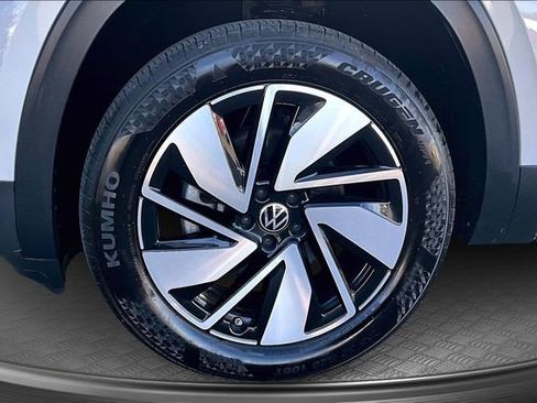 Used 2025 Volkswagen Atlas SE image 32