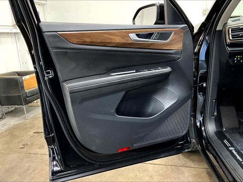 Used 2025 Volkswagen Atlas SE image 25