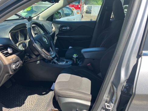 Used 2017 Jeep Cherokee Latitude w/ Comfort/Convenience Group FWD image 3