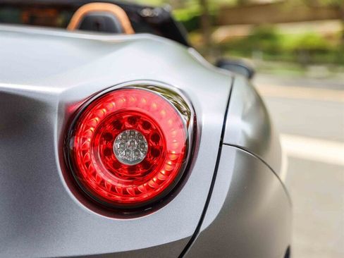 Used 2016 Ferrari California T RWD image 18