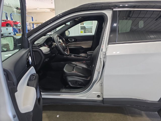 Used 2025 Jeep Compass Limited AWD/4WD image 24