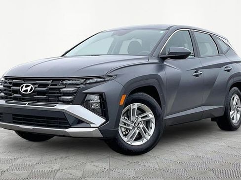 Certified 2025 Hyundai Tucson SE FWD image 2