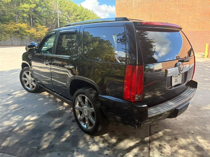 Used 2011 Cadillac Escalade Premium RWD image 4