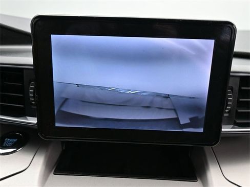 Used 2022 Ford Explorer XLT w/ Equipment Group 202A image 19