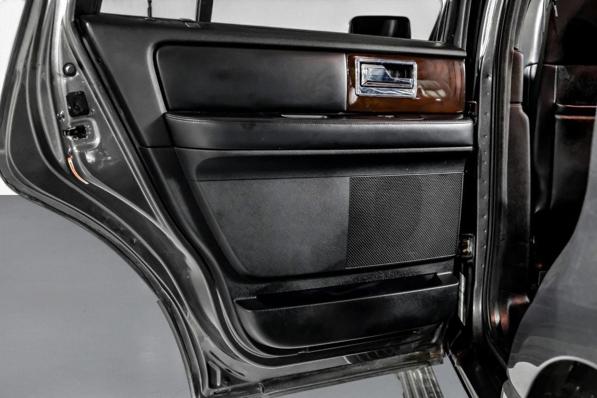 Used 2016 Lincoln Navigator Select RWD image 38