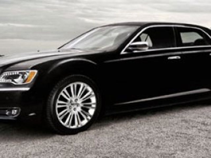 Used 2011 Chrysler 300 C image 1