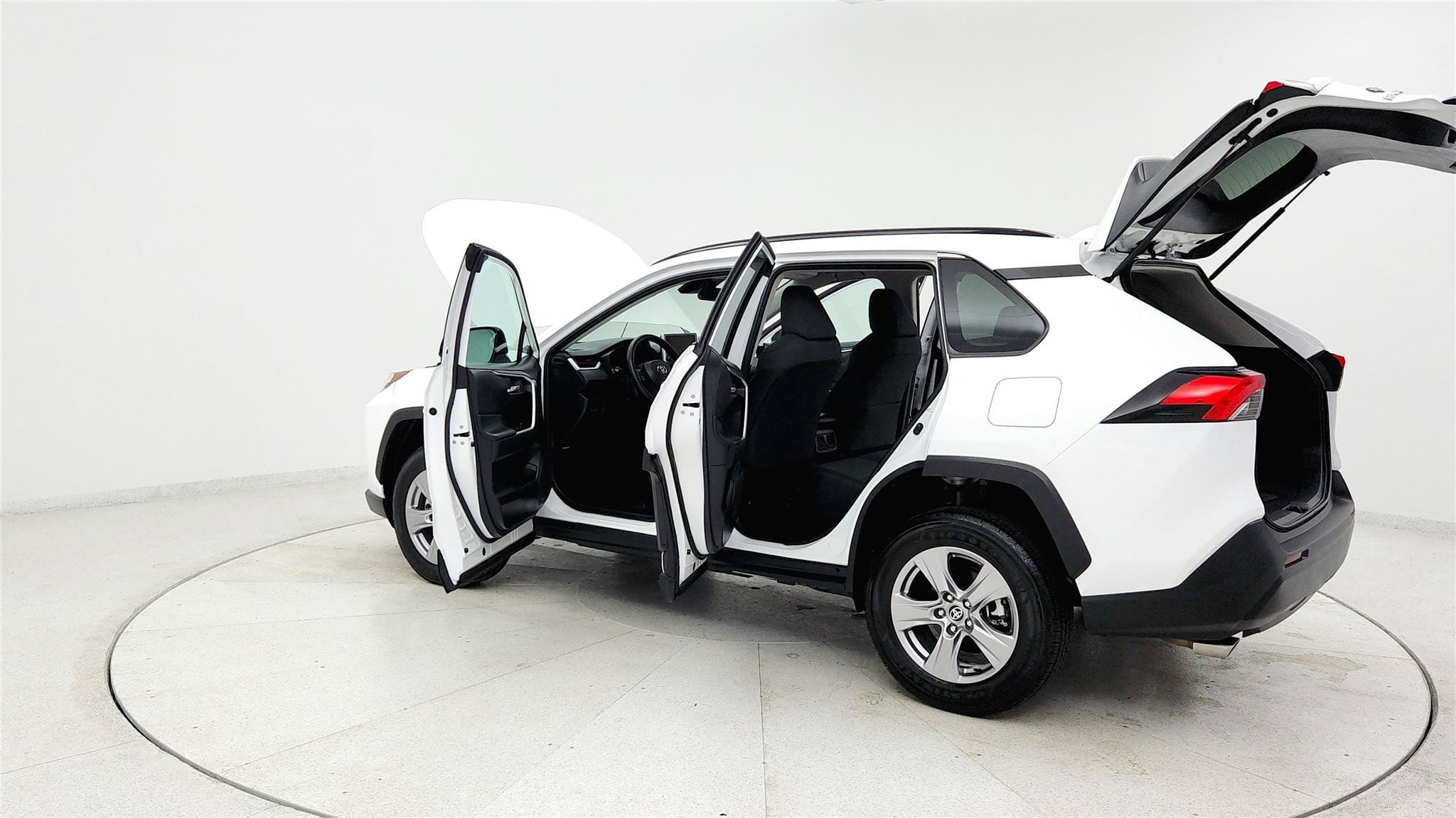 Used 2025 Toyota RAV4 XLE FWD image 30