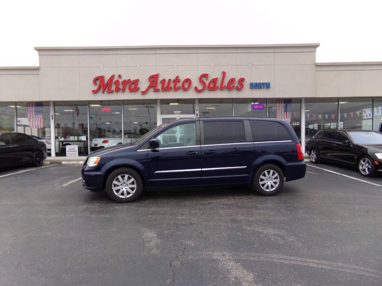 Used 2013 Chrysler Town & Country Touring FWD image 1