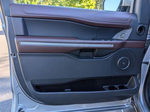 Used 2023 Ford Expedition Limited image 12