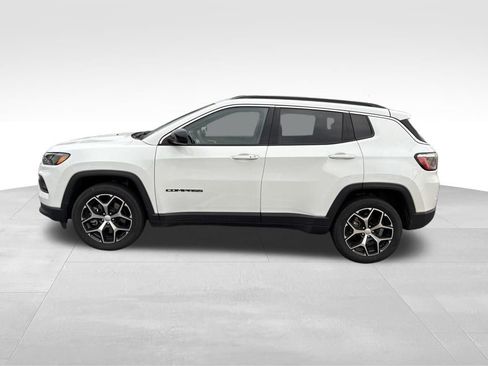 Used 2024 Jeep Compass Latitude AWD/4WD image 2