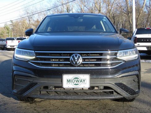 Used 2022 Volkswagen Tiguan SE w/ Panoramic Sunroof Package image 2