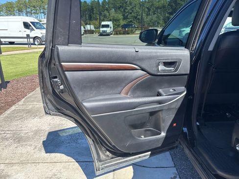 Used 2016 Toyota Highlander Limited image 21
