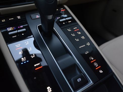 Certified 2026 Porsche Macan AWD/4WD image 24