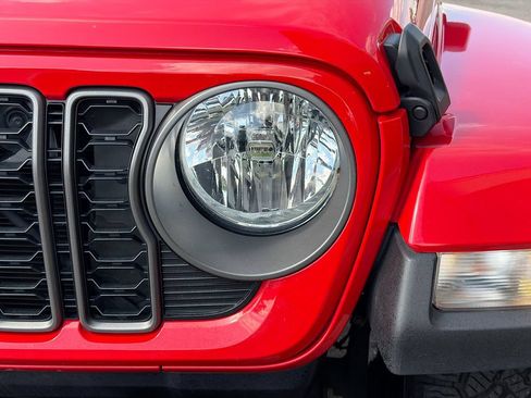 Used 2025 Jeep Gladiator Sport AWD/4WD image 10