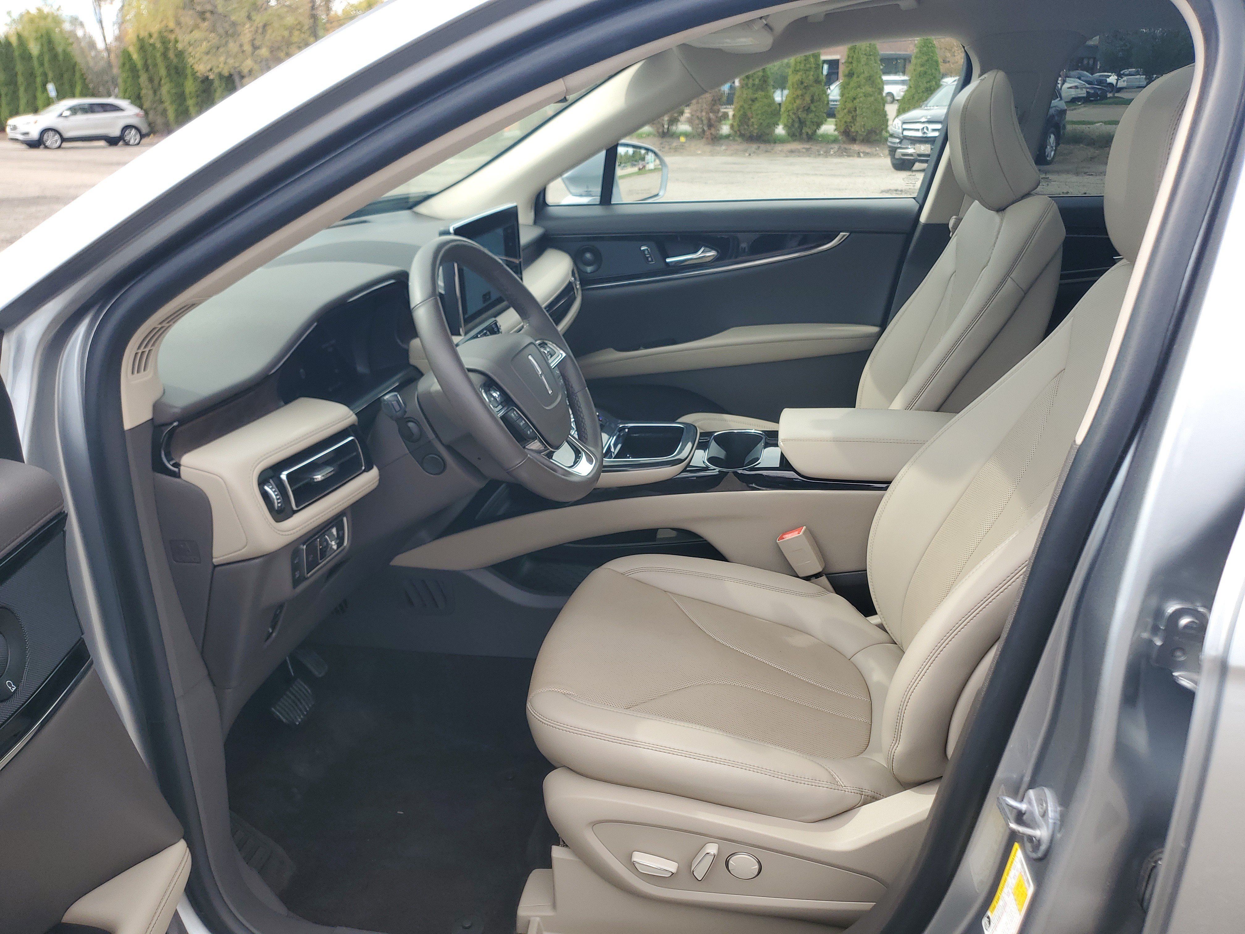 Used 2023 Lincoln Nautilus Reserve w/ Luxury Package AWD/4WD image 12