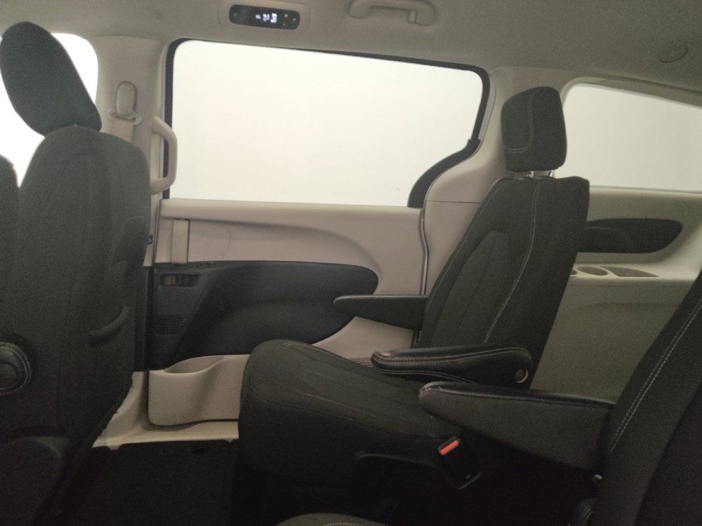 Used 2022 Chrysler Voyager LX FWD image 18