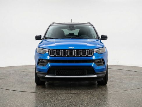 Used 2025 Jeep Compass Limited AWD/4WD image 2