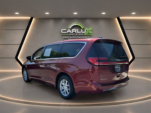 Used 2023 Chrysler Pacifica Touring-L FWD image 4