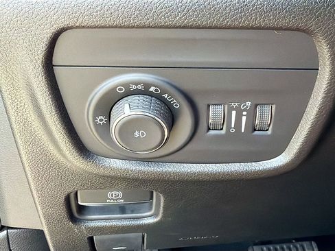 Used 2023 Jeep Grand Cherokee Limited AWD/4WD image 20