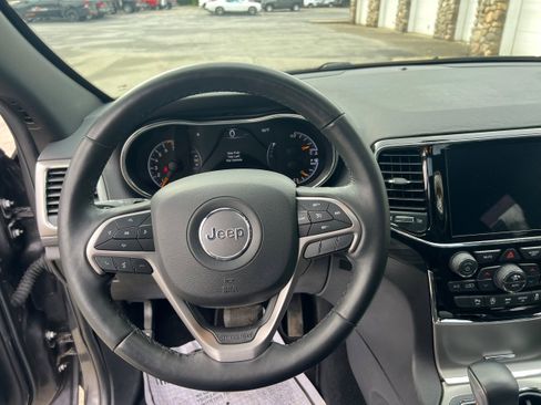 Used 2019 Jeep Grand Cherokee Altitude AWD/4WD image 13