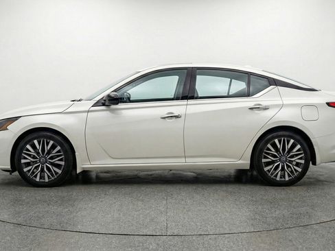 Used 2025 Nissan Altima 2.5 SV image 3