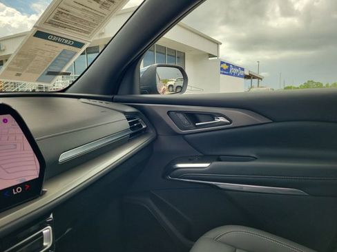 Certified 2025 Chevrolet Traverse LT w/ Driver Confidence Package FWD image 27
