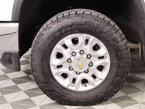 Used 2022 Chevrolet Silverado 2500 LT w/ Convenience Package image 16