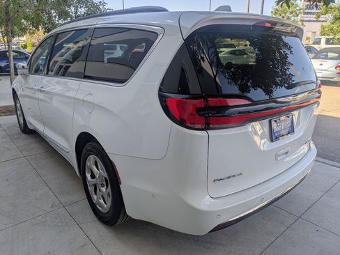 Used 2022 Chrysler Pacifica Limited FWD image 4