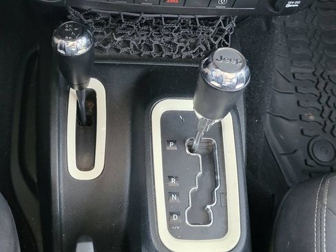 Used 2017 Jeep Wrangler Unlimited Rubicon w/ Connectivity Group AWD/4WD image 19