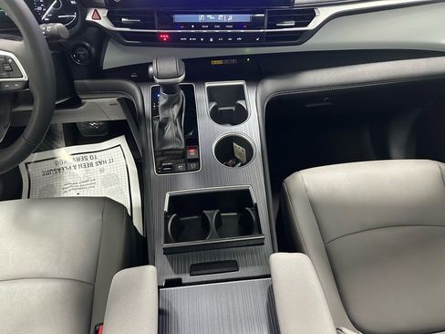 Used 2025 Toyota Sienna XLE image 40
