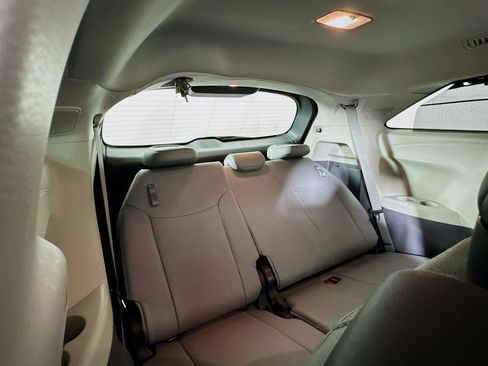 Used 2024 Toyota Sienna Limited image 34