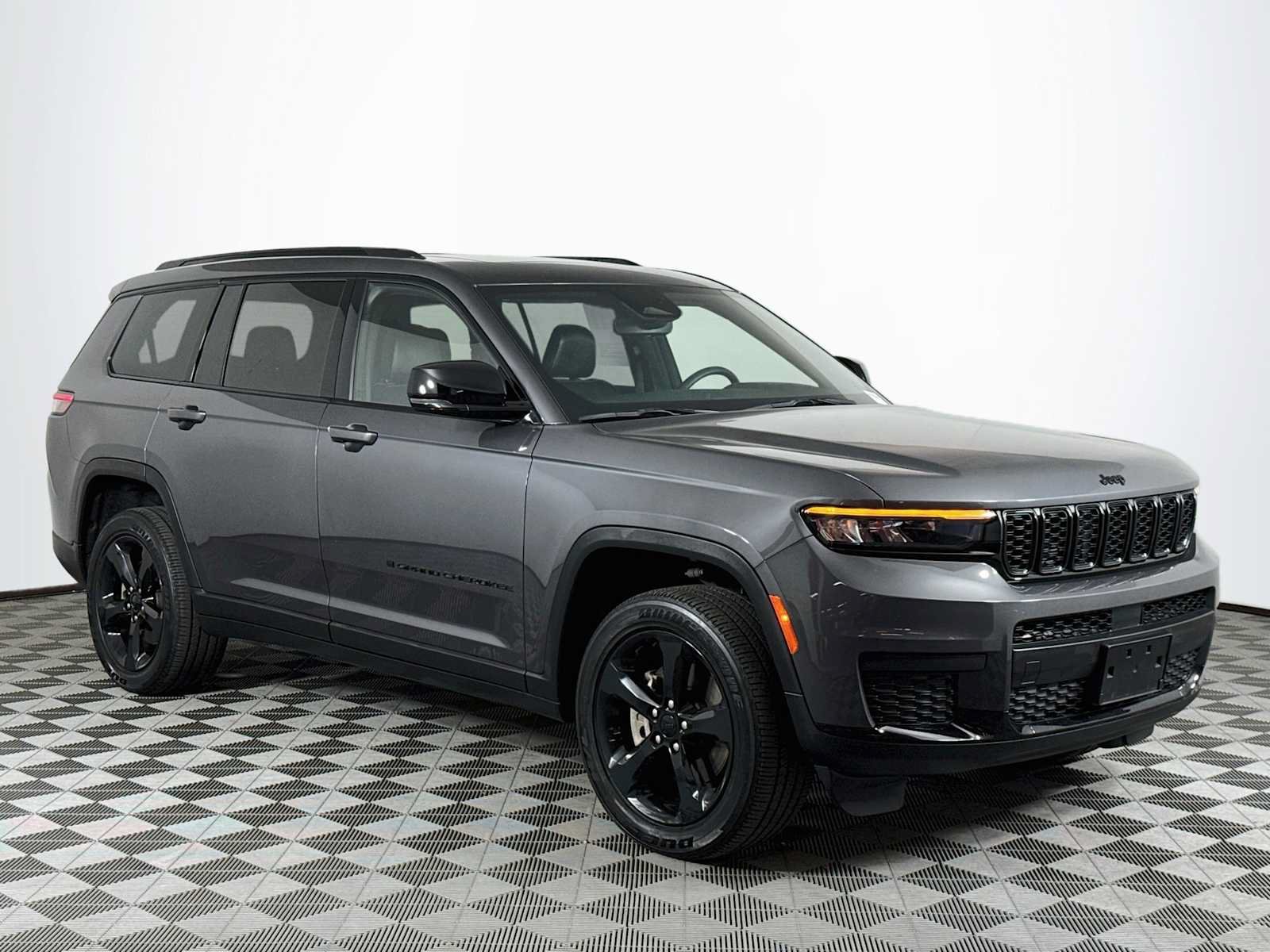 Used 2023 Jeep Grand Cherokee L Altitude AWD/4WD image 3