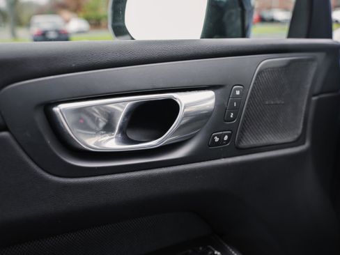 Used 2020 Volvo XC60 T6 R-Design image 19