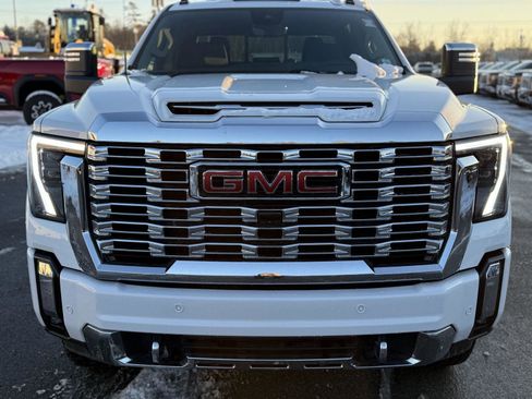 Used 2024 GMC Sierra 2500 Denali w/ Technology Package image 2
