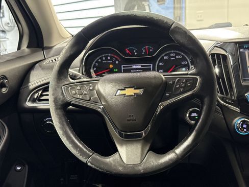 Used 2018 Chevrolet Cruze Premier FWD image 17