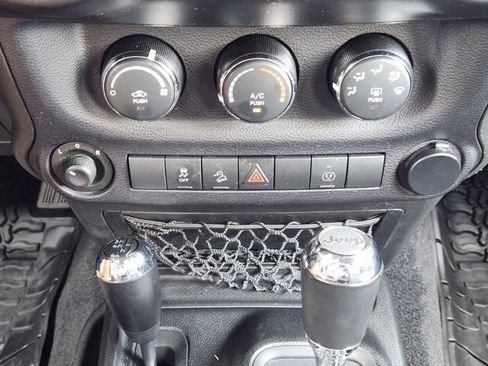 Used 2015 Jeep Wrangler Unlimited Sahara AWD/4WD image 19