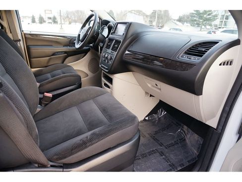 Used 2018 Dodge Grand Caravan SE w/ UConnect Hands-Free Group image 26