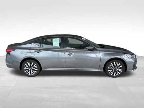 Used 2024 Nissan Altima 2.5 SV w/ SV Premium Package AWD/4WD image 8