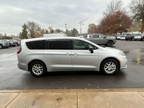 Certified 2024 Chrysler Pacifica Touring-L image 6